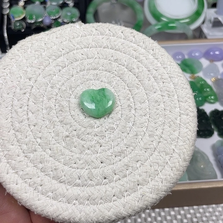 翡翠未镶嵌挂件大爱心