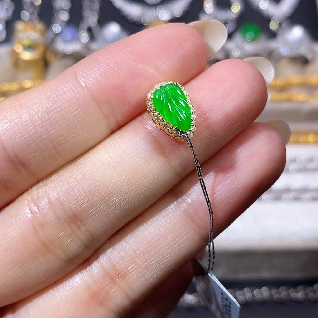 翡翠18K金镶嵌颈饰吊坠