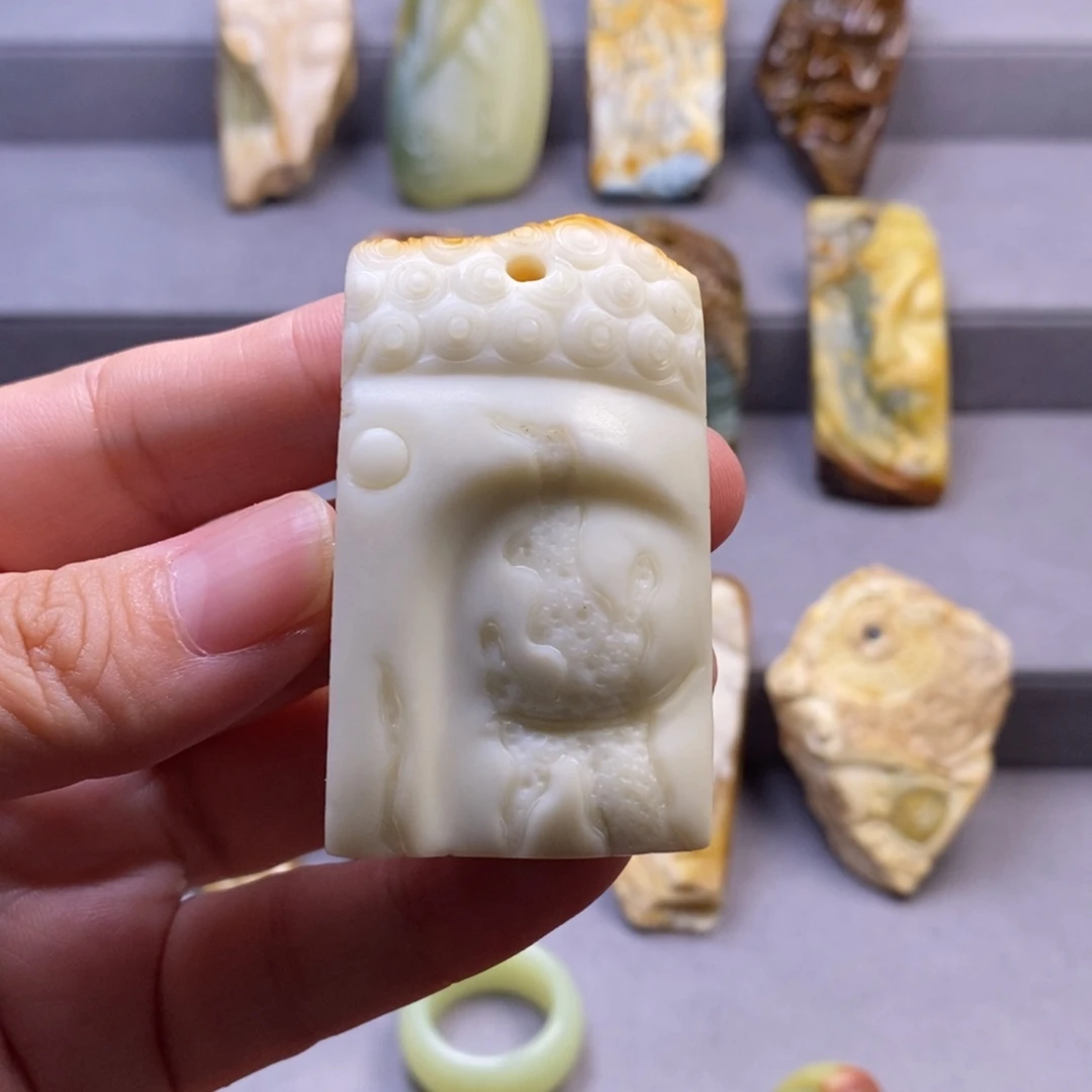 黑***熊未镶嵌岫玉颈饰挂件