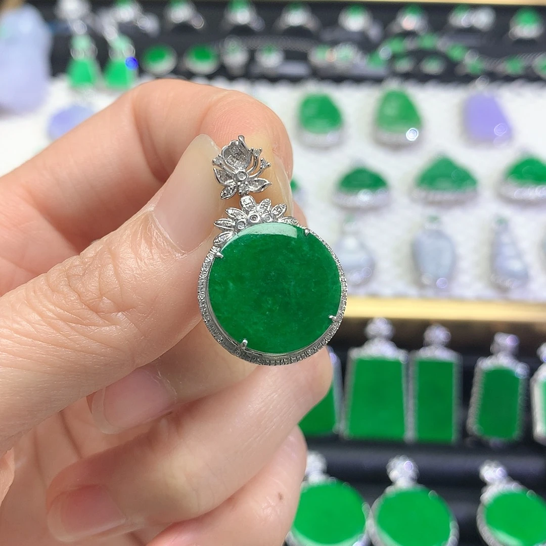 颈饰18K金镶嵌翡翠吊坠