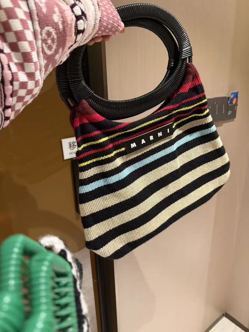 95新 MARNI 展会外场！彩色编织手提包