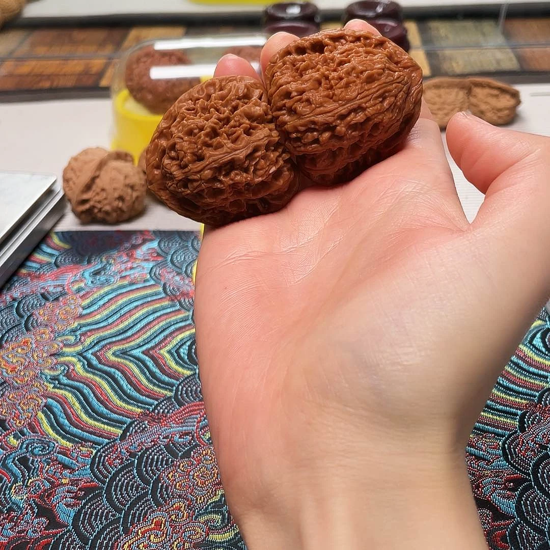 快***光文玩核桃吊坠三角疆42全