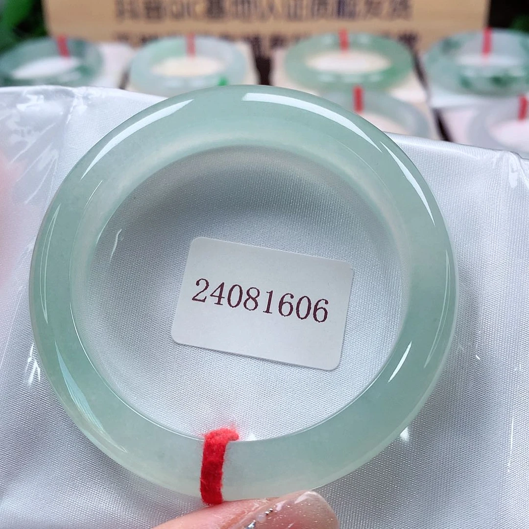 未镶嵌手镯翡翠天然a货翡翠，晴水全条起光，完美
