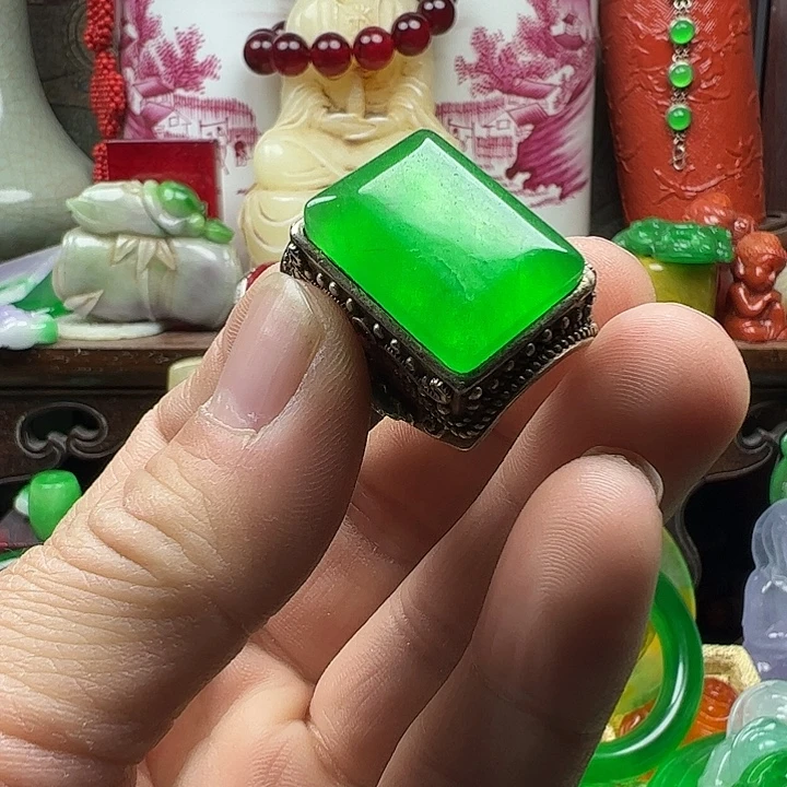 翡翠未镶嵌颈饰你好，开播进来看看