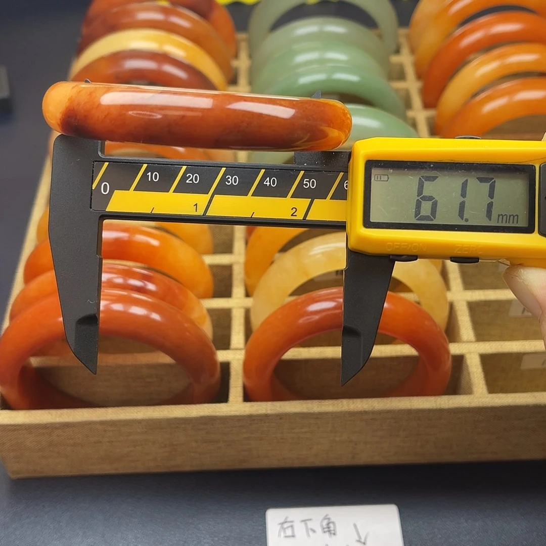 未镶嵌石英质玉（黄龙玉）手镯106