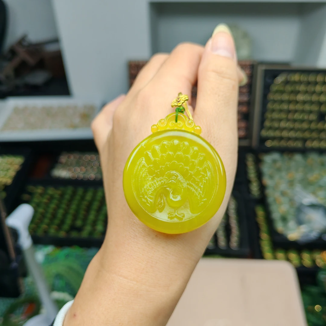 岫玉上品精美朝鲜黄孔雀挂件（万能扣）