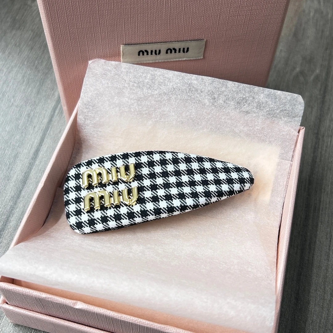 全新未使用 MIU MIU/缪缪 格纹装饰金属发夹 女款 黑色 带盒