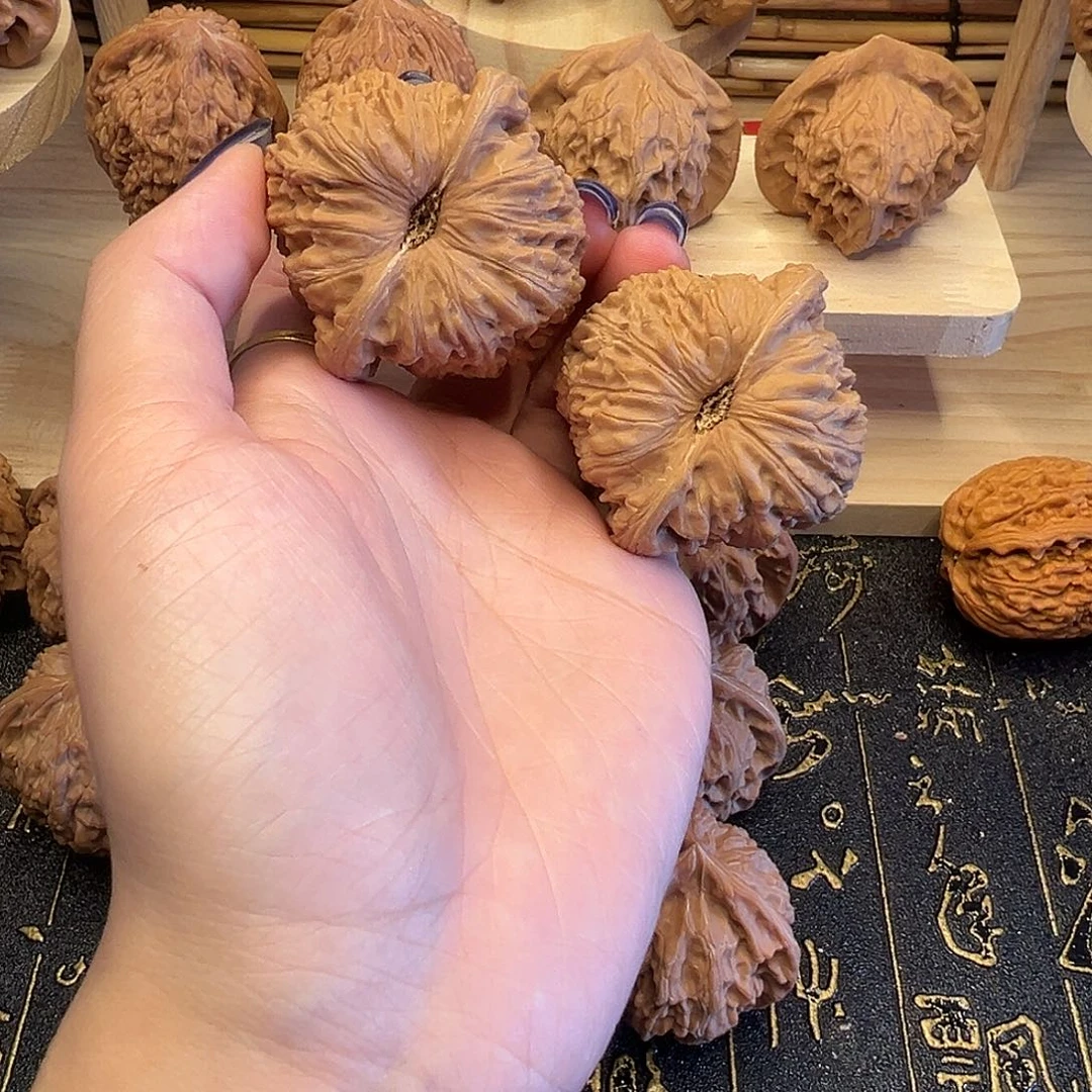 双***生桃核把件绣球46手把件