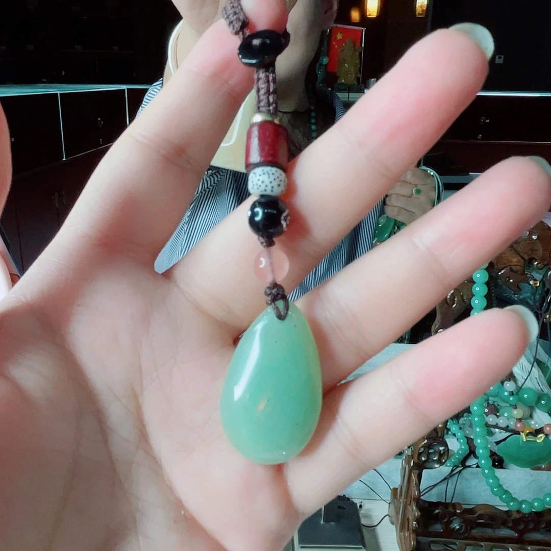 颈饰未镶嵌密玉（石英质玉）