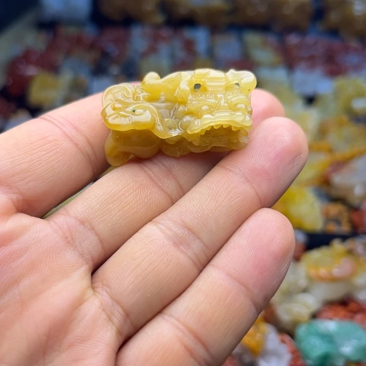 石英质玉（黄龙玉）未镶嵌颈饰