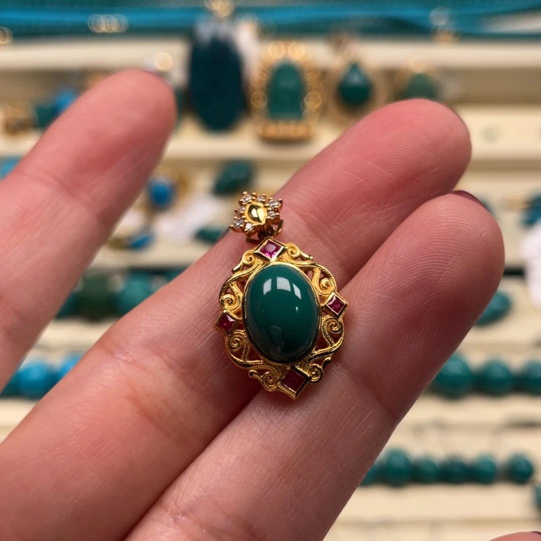 18K金镶嵌绿松石珠宝奇石吊坠