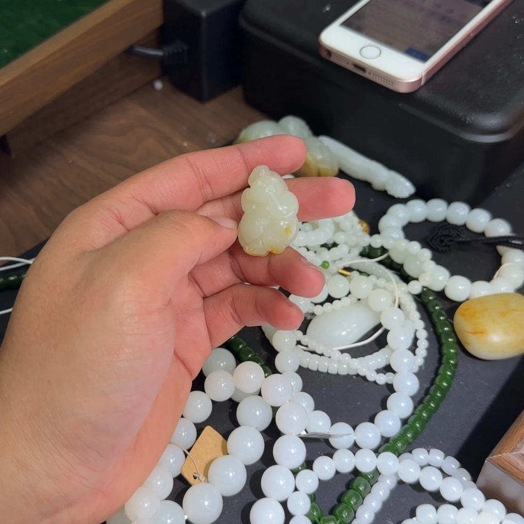 邺***和田玉未镶嵌手链