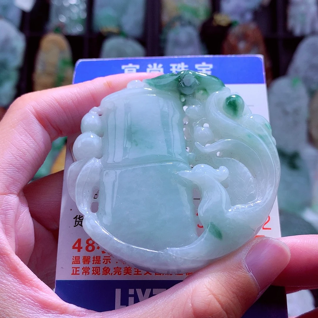 颈饰未镶嵌翡翠天然