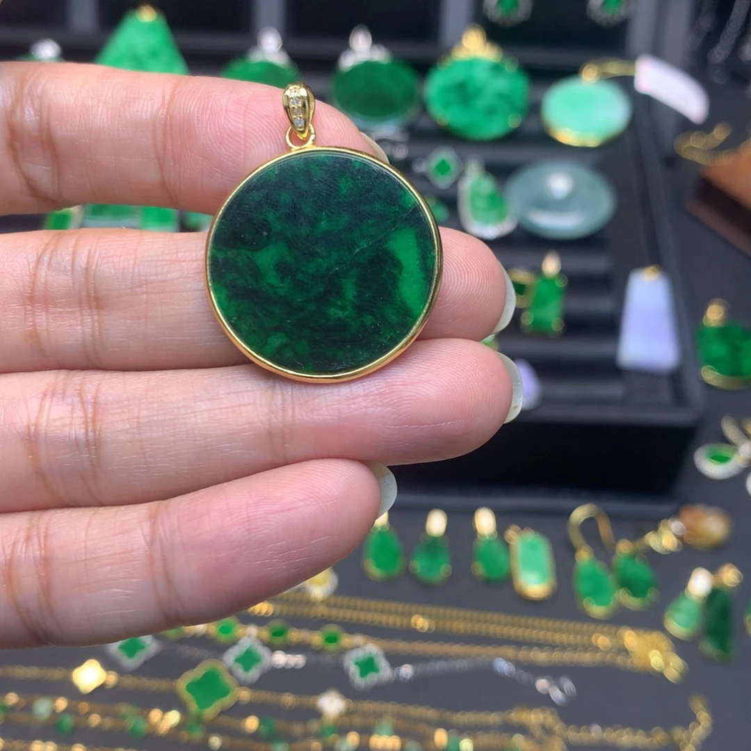 周***饰翡翠未镶嵌颈饰有纹裂