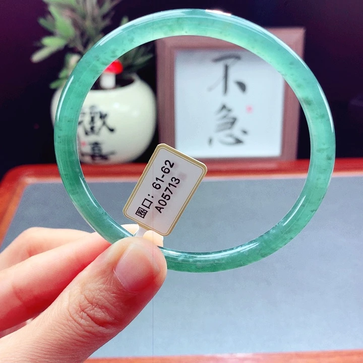 翡翠未镶嵌手镯圆镯