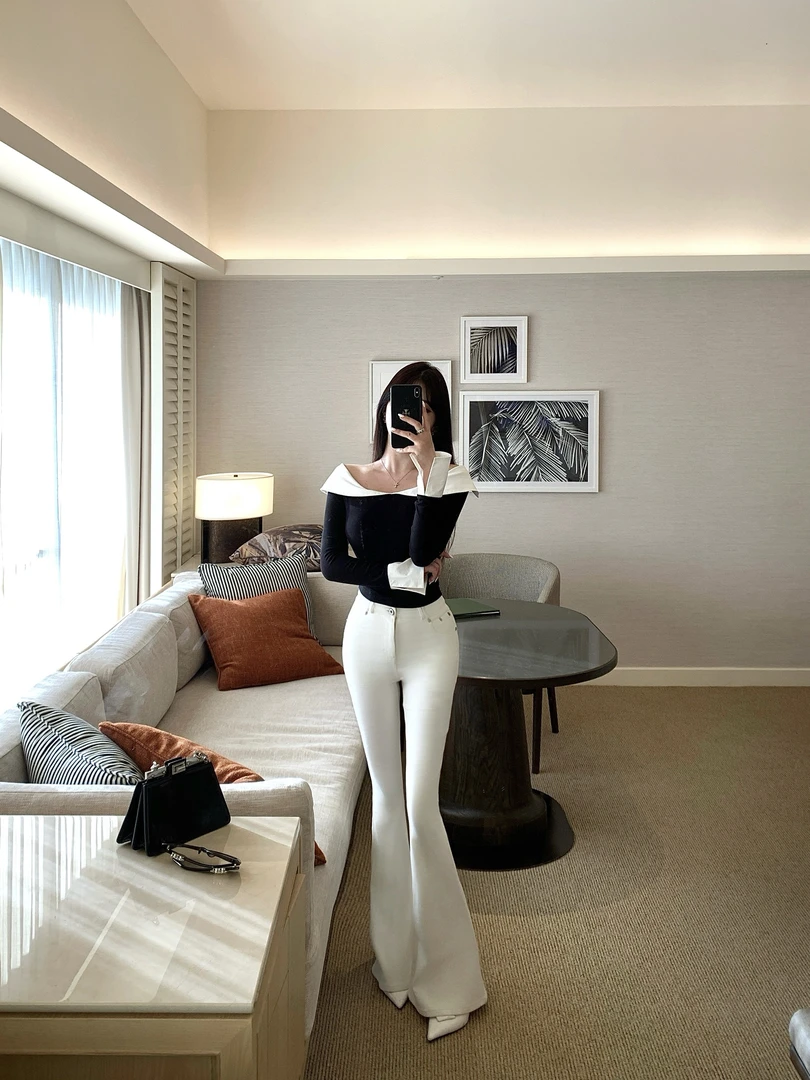 Momoshero【冰氧白腿精】扩臀版！保持女神腿型宽腰设计微喇白牛仔