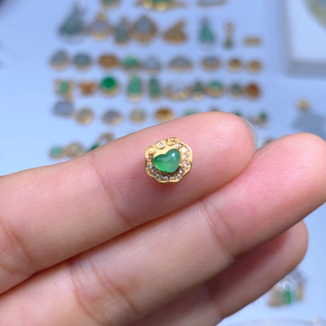 翡翠18K金镶嵌颈饰爱心