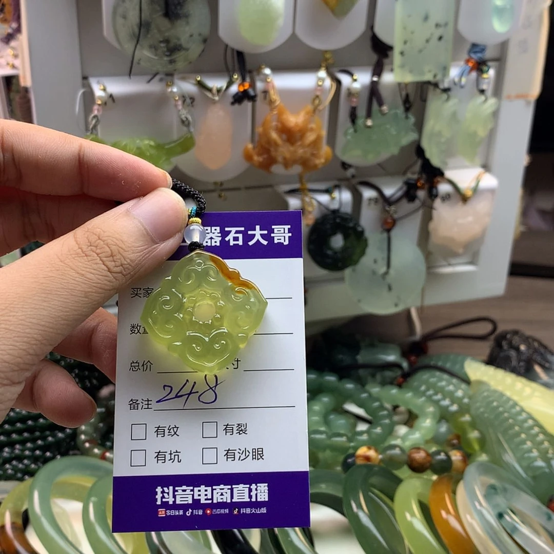 【闪购商品】蛇纹石玉未镶嵌颈饰白****咩