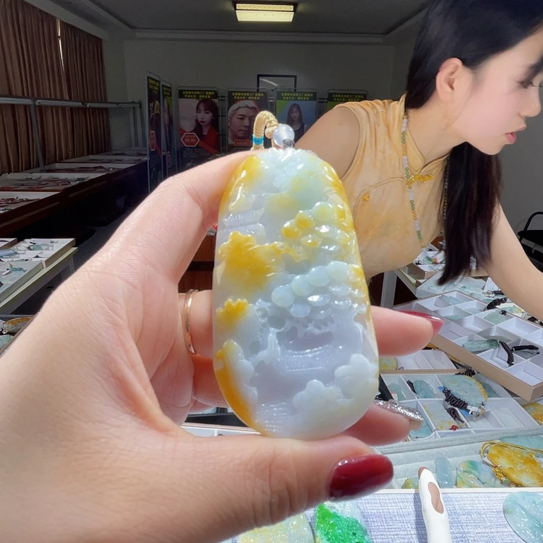 翡翠未镶嵌颈饰一个