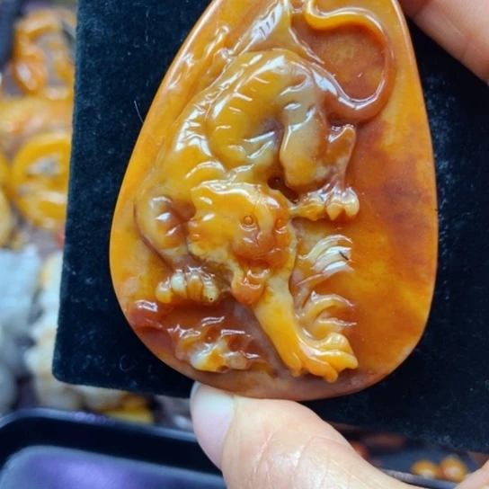 石英质玉(黄龙玉)未镶嵌颈饰