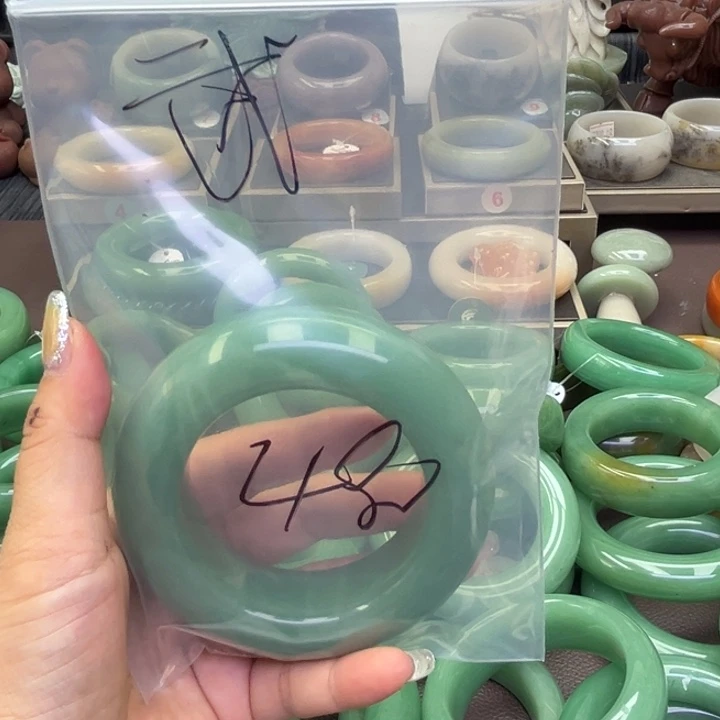 石英岩玉手镯未镶嵌倔****德