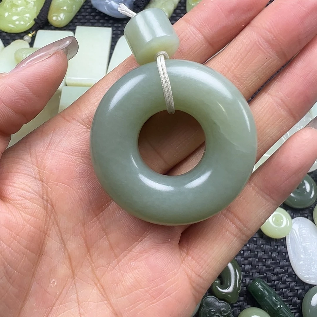 和田玉未镶嵌吊坠(不含链)有裂漏，不退不换，卡卡44.3