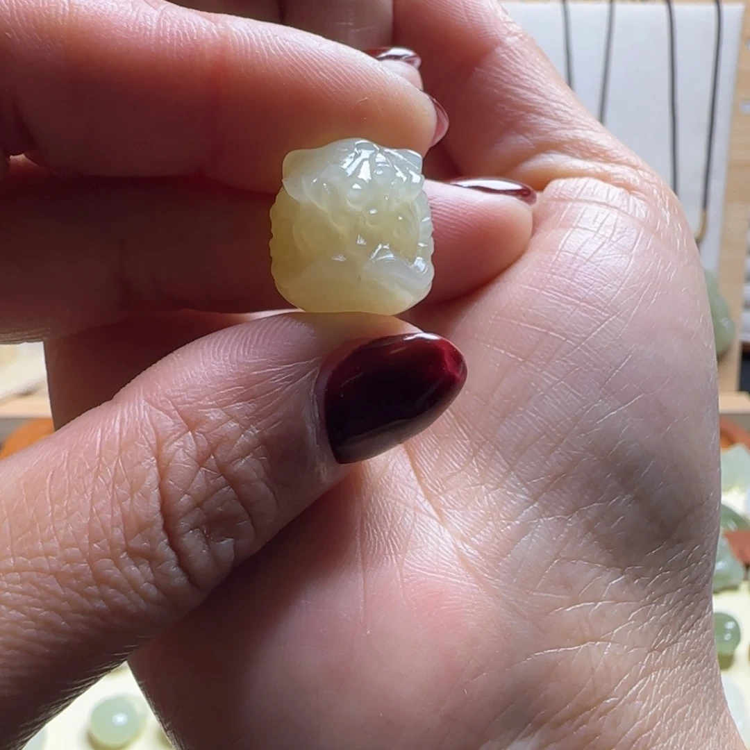 和田玉颈饰未镶嵌果**酒