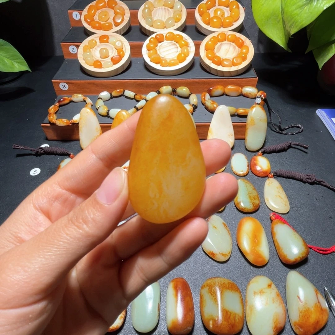 和田玉（糖玉）未镶嵌颈饰云***月