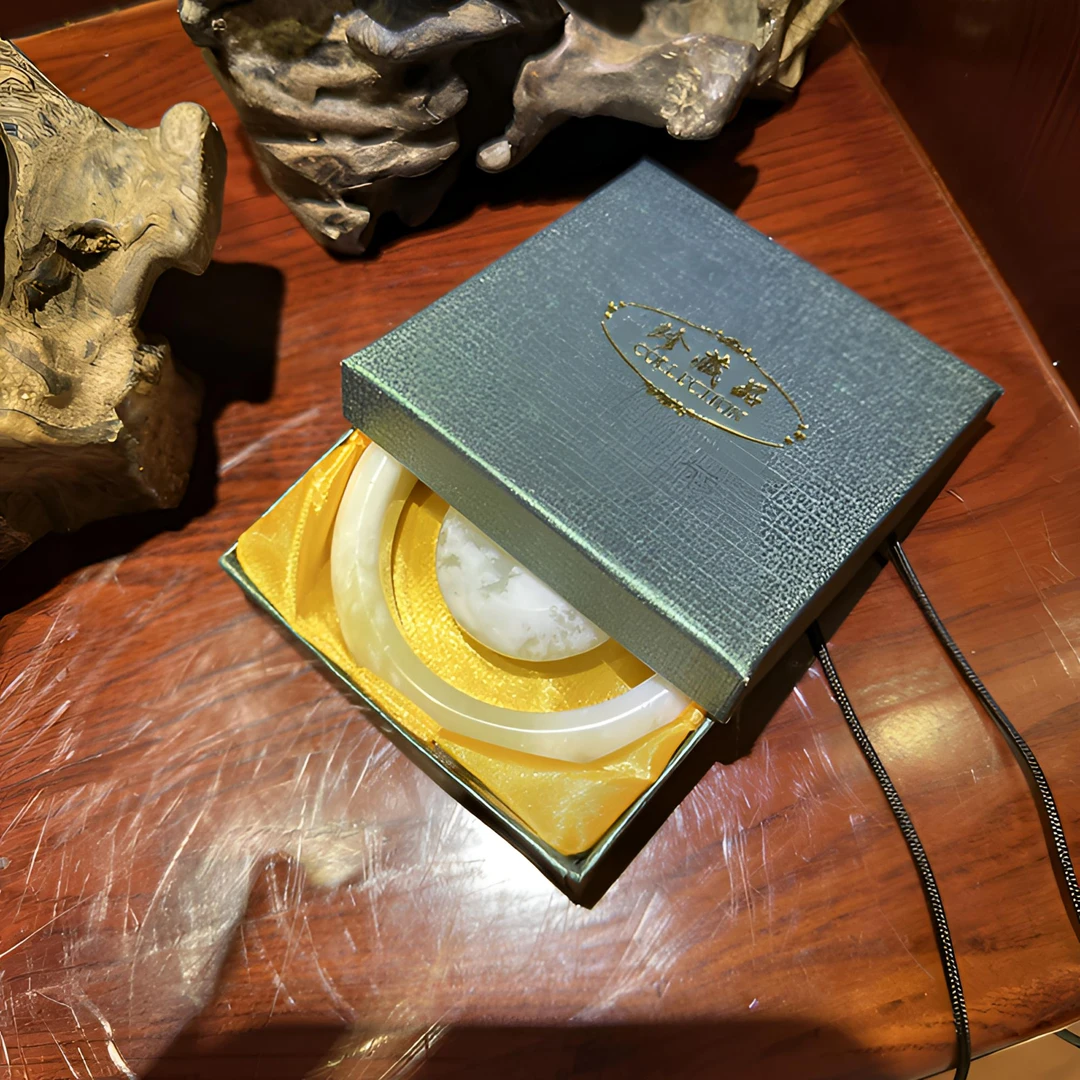 【玉琢甄选】纯天然国玉精品美人镯湖水翠搭配精雕平安扣镯心