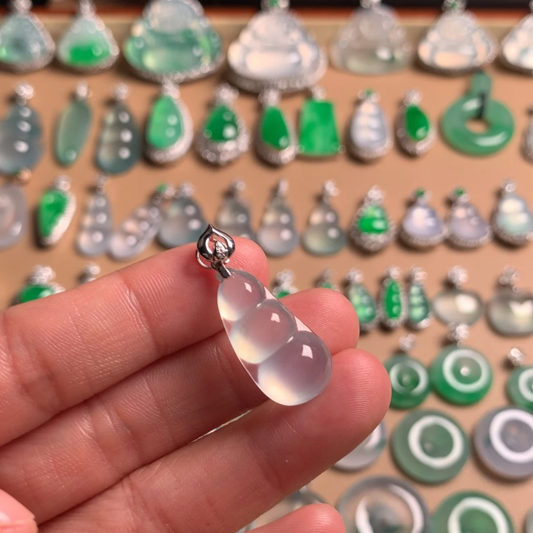 翡翠18K金镶嵌颈饰饱满的冰福豆