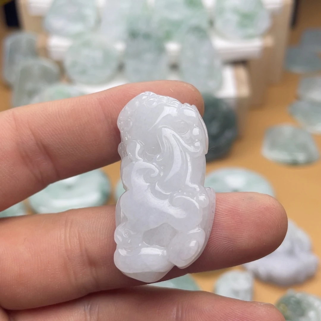 翡翠未镶嵌颈饰貔貅