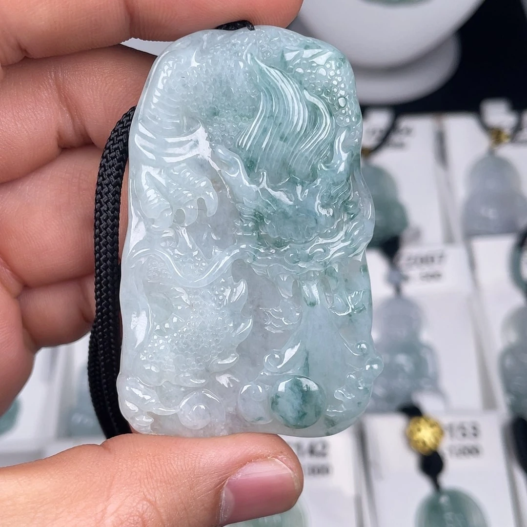 翡翠未镶嵌颈饰龙牌