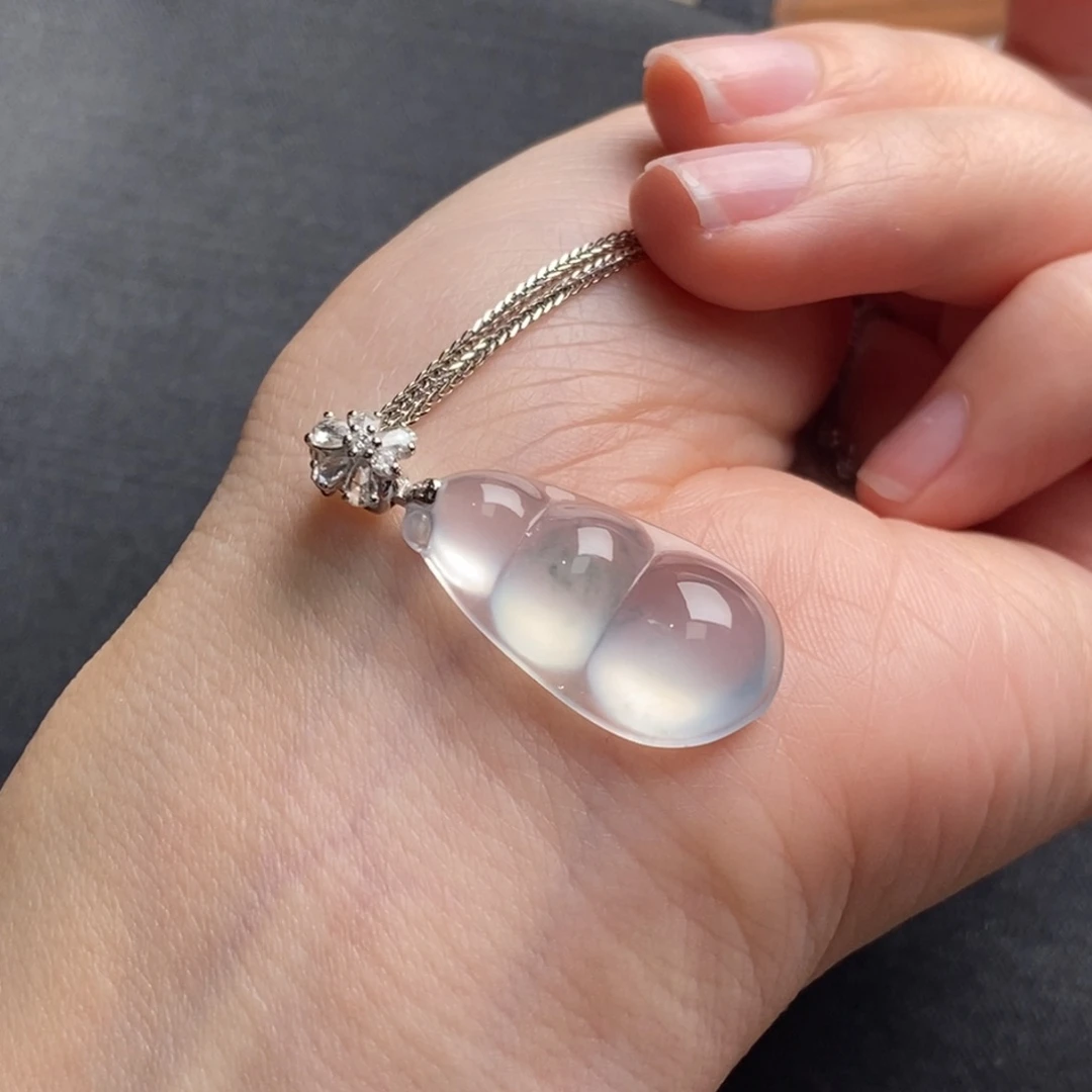 翡翠18K金镶嵌颈饰福豆吊坠