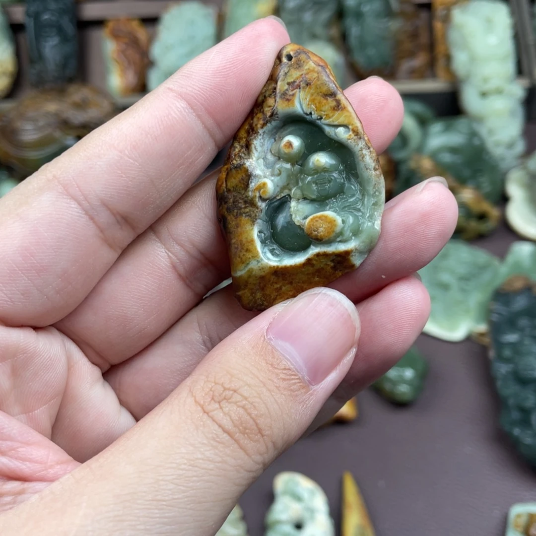 未镶嵌岫岩河磨玉（透闪石质玉）挂件