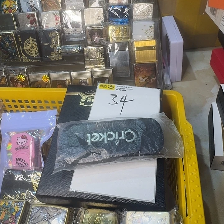 金属草蜢充气打火机。