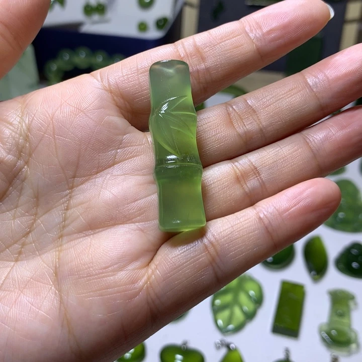 岫玉未镶嵌颈饰吊坠