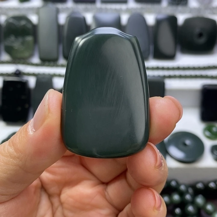 和田玉（青玉）未镶嵌珠宝奇石