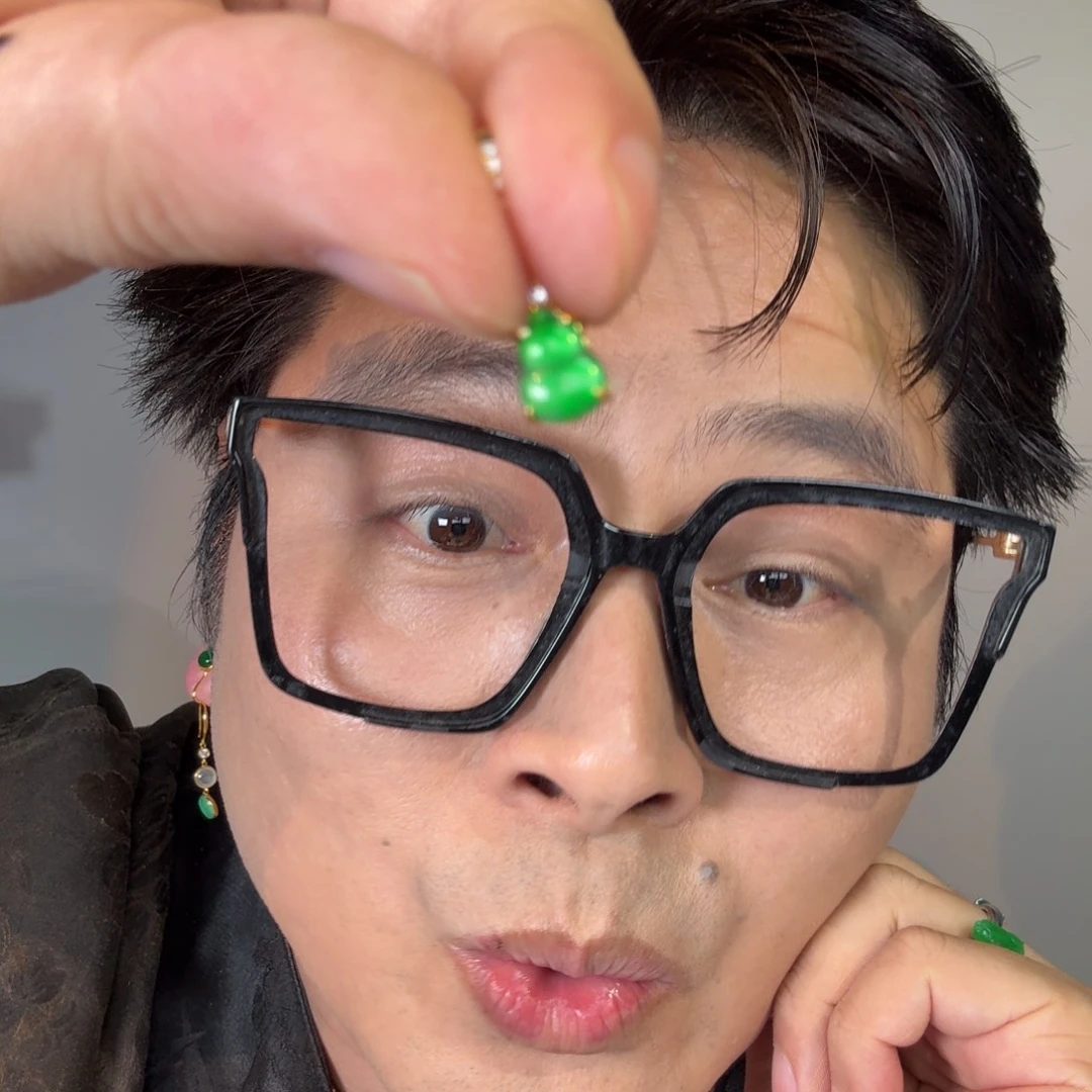 翡翠未镶嵌颈饰一件