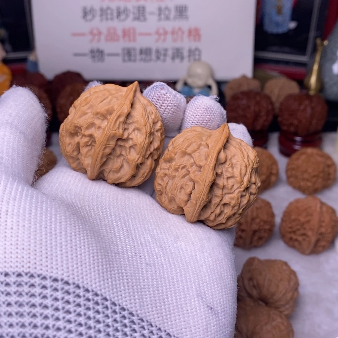 山***楼吊坠文玩核桃梨木台