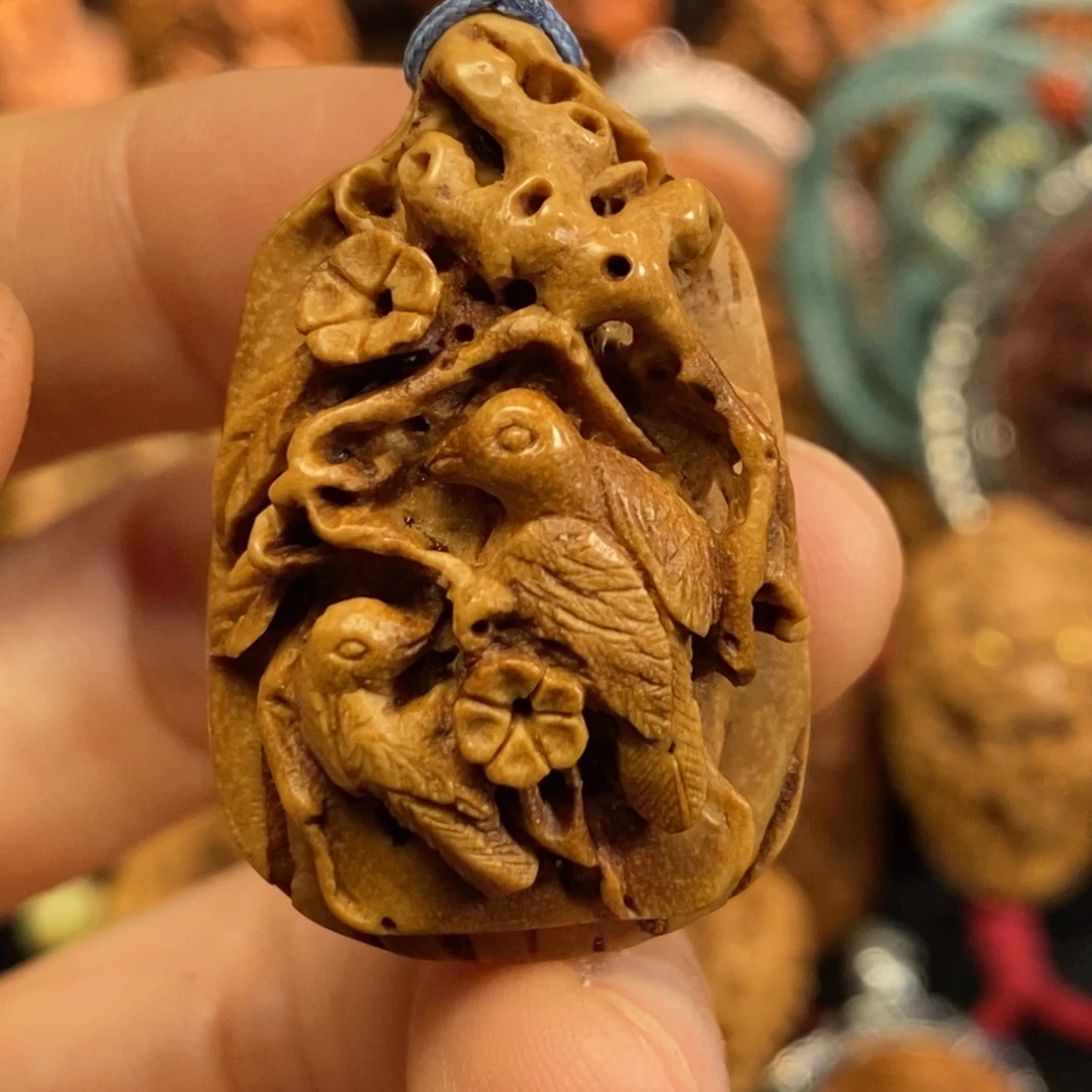 中*龙潍坊核雕桃核雕刻喜上眉梢