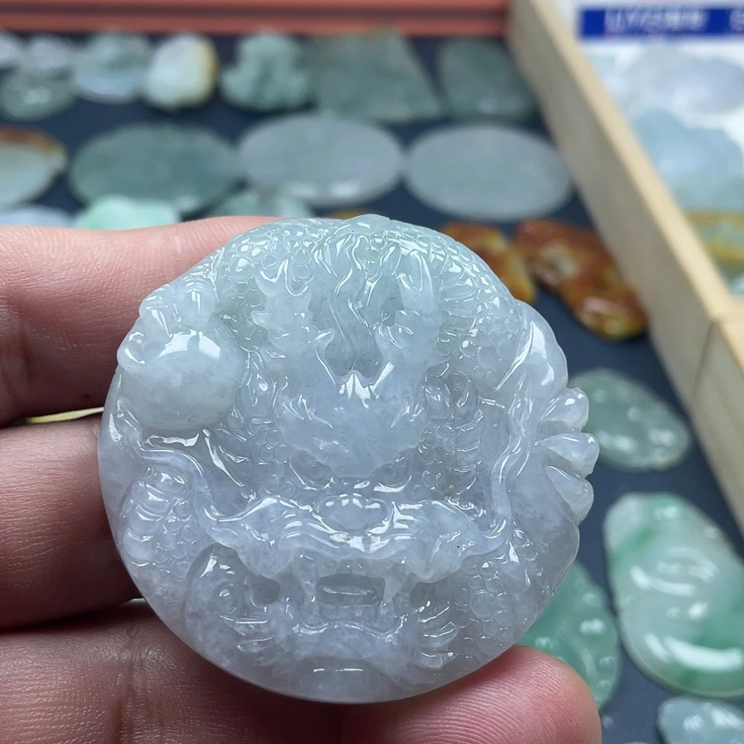 翡翠未镶嵌颈饰龙牌