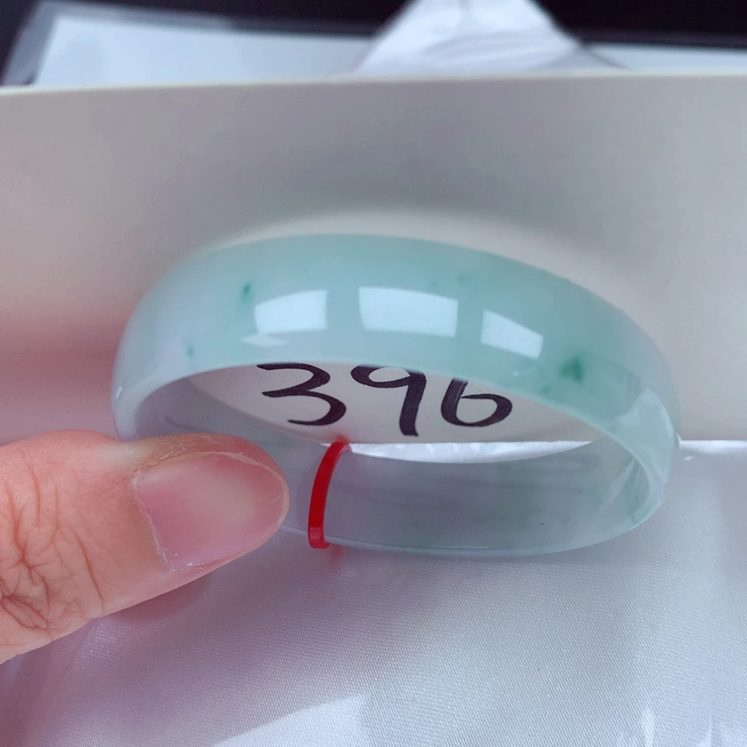 翡翠手镯未镶嵌翡翠