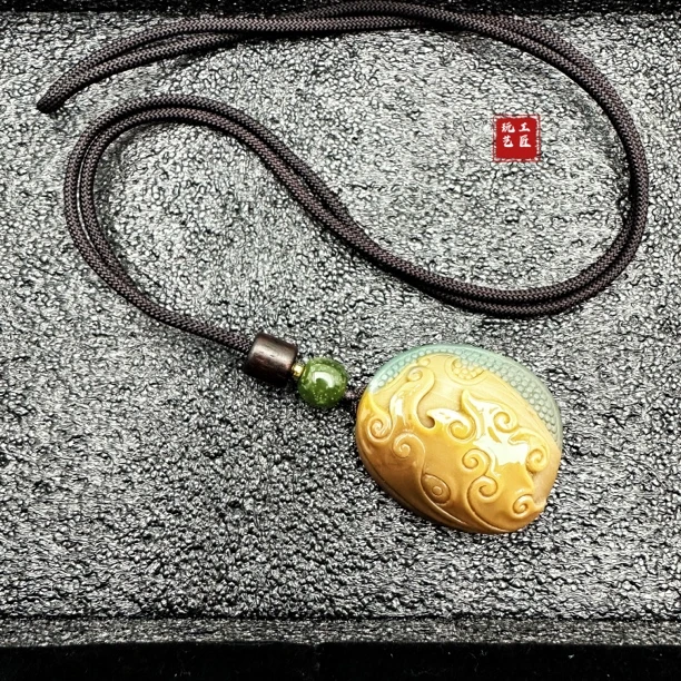 玩艺工匠天然阿拉善雕刻古纹图腾吊坠重约23g36×33×14mm孤品一件