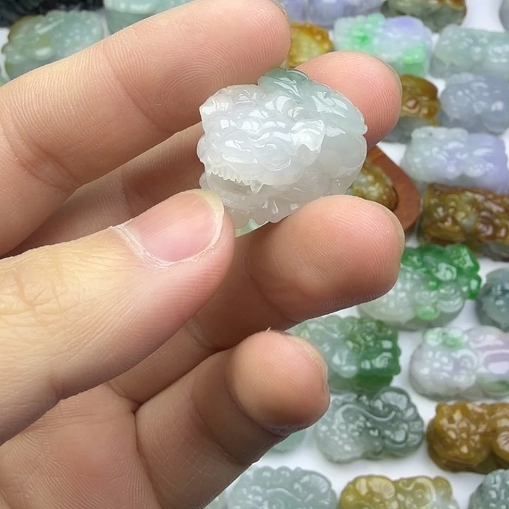 翡翠未镶嵌颈饰貔貅