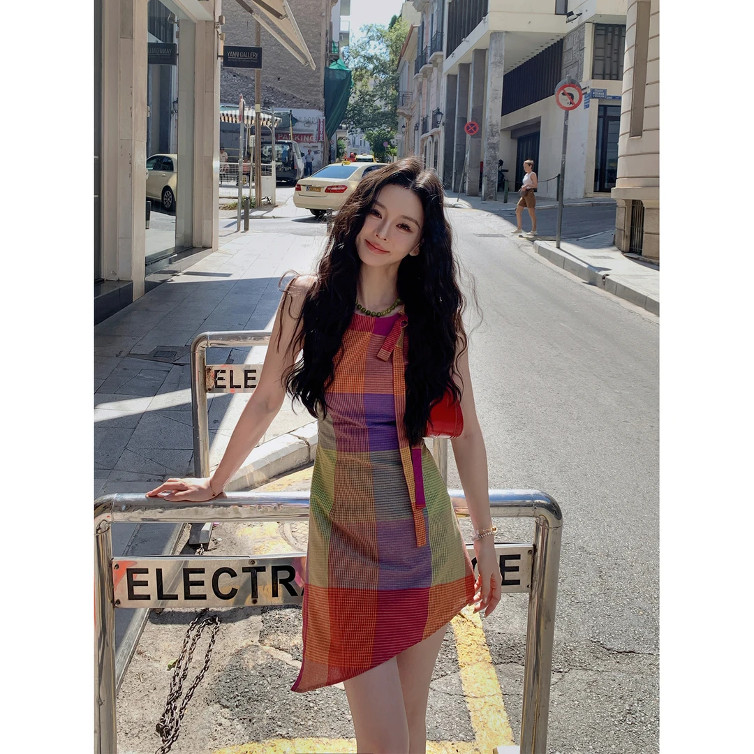 徐琳「罗马假日」多巴胺撞色格子斜边挂脖吊带连衣裙 x250235