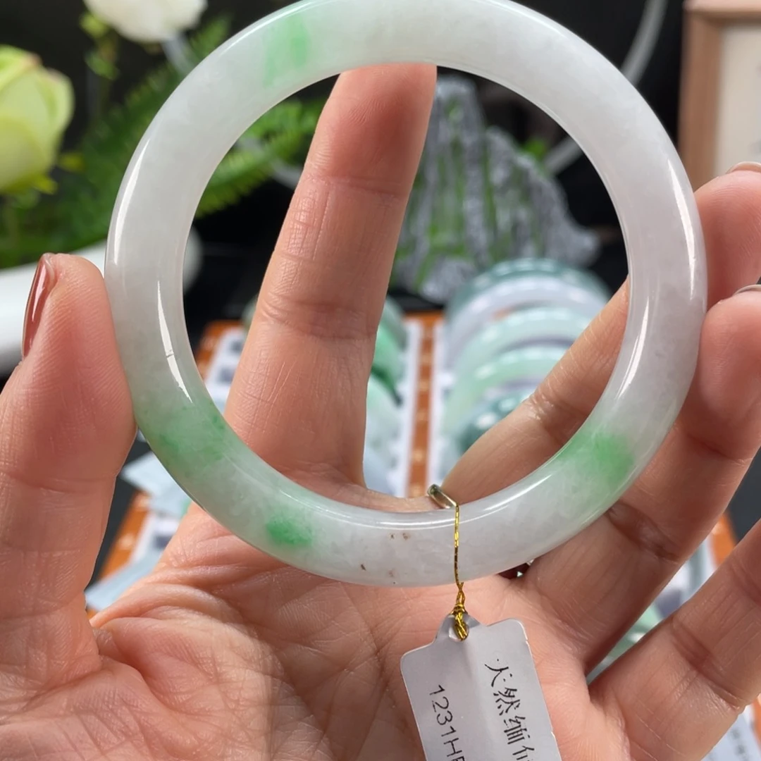 翡翠手镯未镶嵌白底青圆条