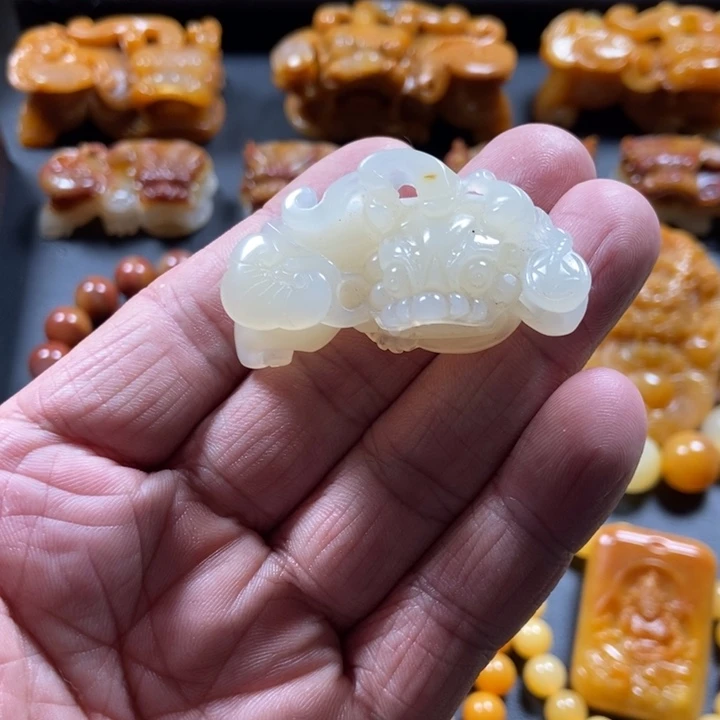 石英质玉（黄龙玉）未镶嵌颈饰