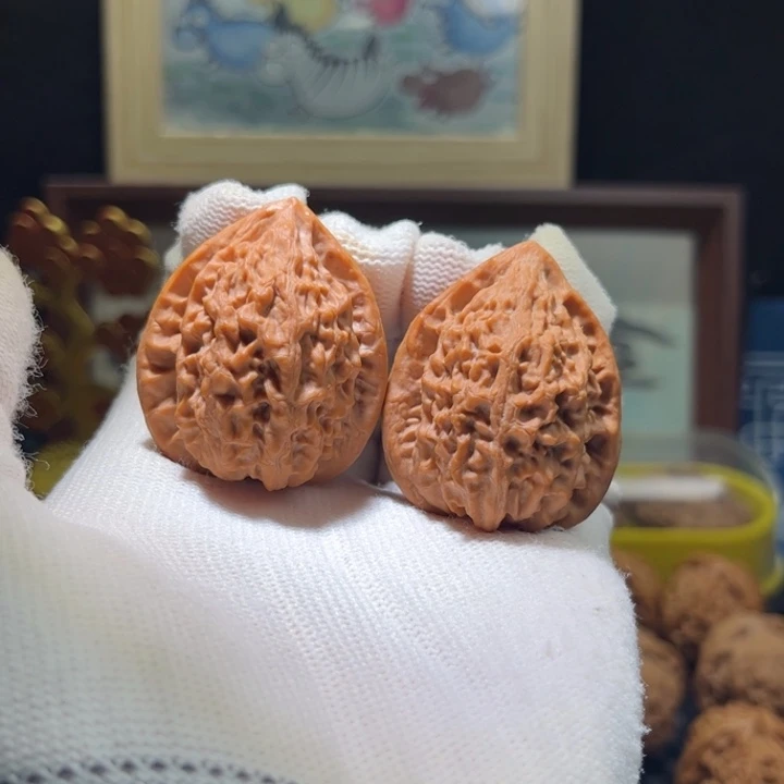 文玩核桃吊坠金牛