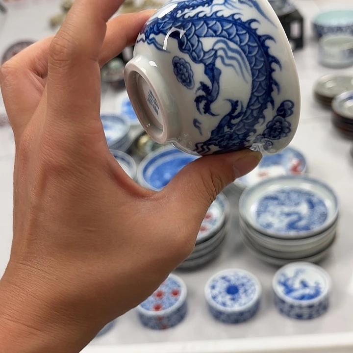 瓷片青花铠甲龙大压手杯景德镇