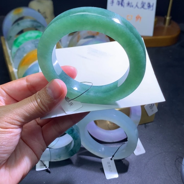 定制翡翠未镶嵌翡翠手镯